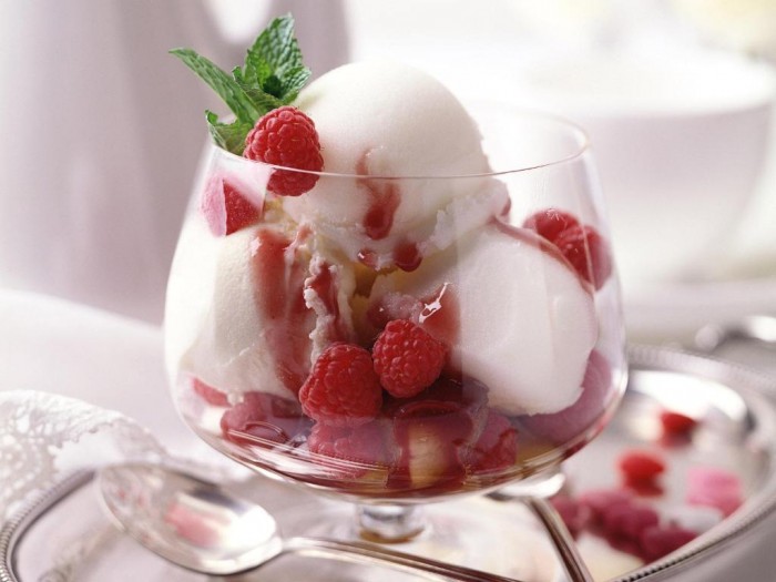 ice_cream_with_berries
