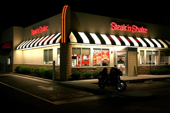 2011-06-21_Raleigh_Steak-n-Shake_at_night