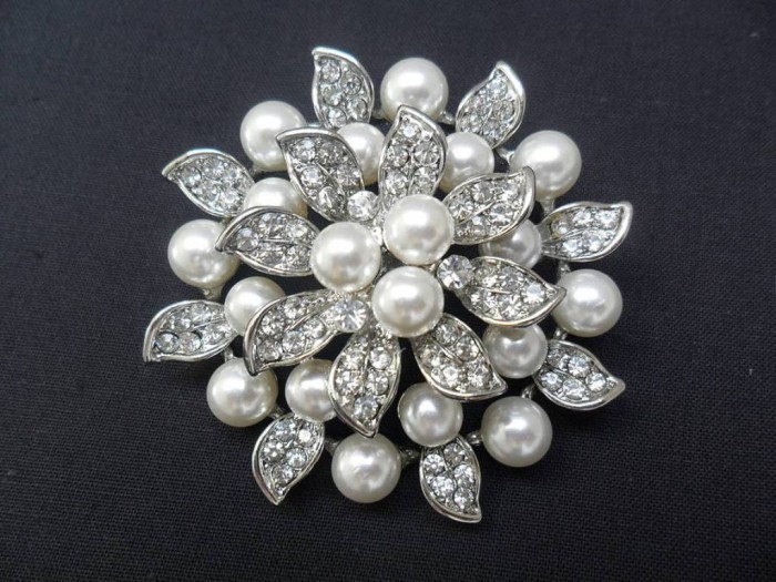 original_vintage-style-diamante-pearl-brooch