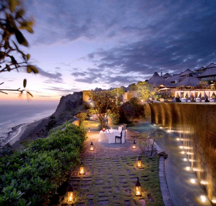 romantic-dinner-at-the-lower-pool-cliff