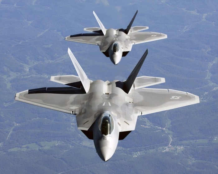 Two_F-22A_Raptor_in_column_flight_-_(Noise_reduced)