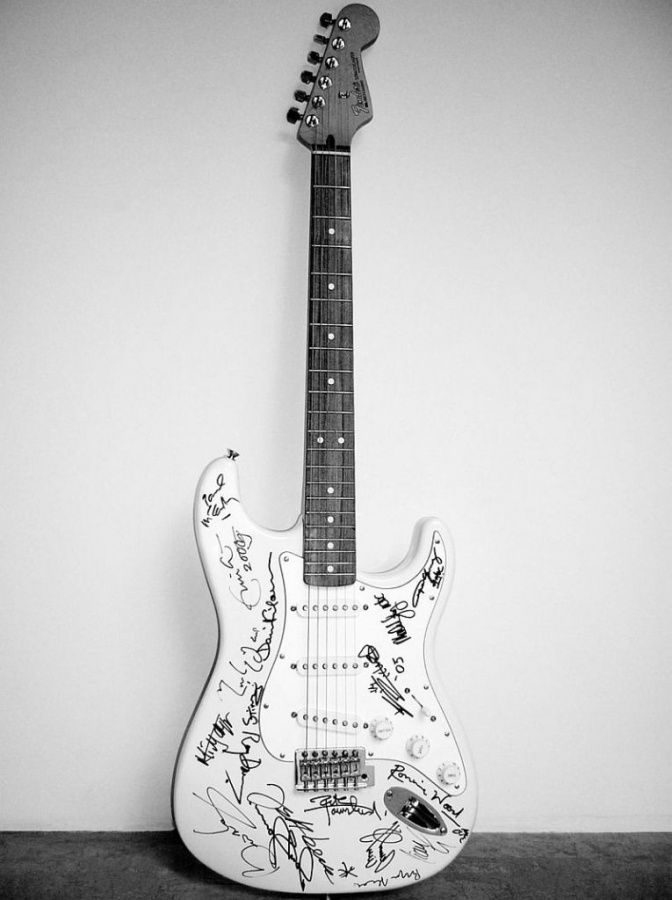reach-out-to-asia-fender-stratocaster