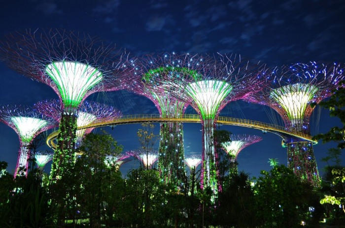 the-illuminated-big-trees-with-elevated-skyway-at-garden-by-the-bay-singapore-1600x1062
