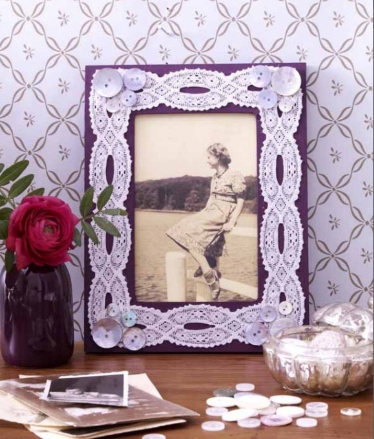 diy-mothers-day-gift-ideas-old-photo-hers-photo-frame-buttons-lace