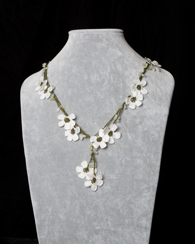 necklace_with_pomegranate_motif_-_white_-_256400