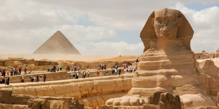 Great_Sphinx_of_Giza_(foreground)_Pyramid_of_Menkaure_(background)._Cairo,_Egypt,_North_Africa