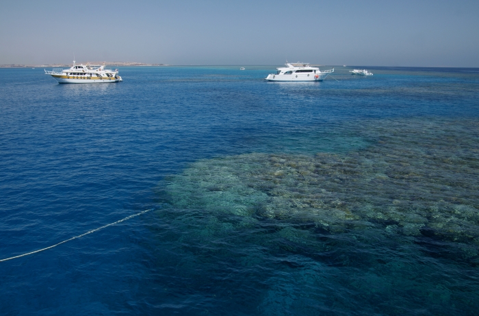 Boats_in_the_corals_of_Red_Sea_2