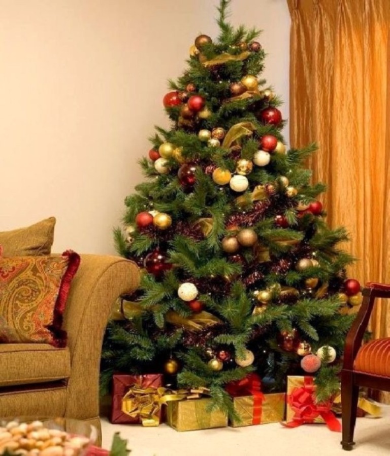 decorating-christmas-tree-burlap__