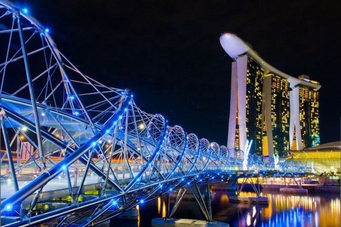 Helix-Bridge-and-Marina-Bay-Sands-Hotel-Casino-Singapore