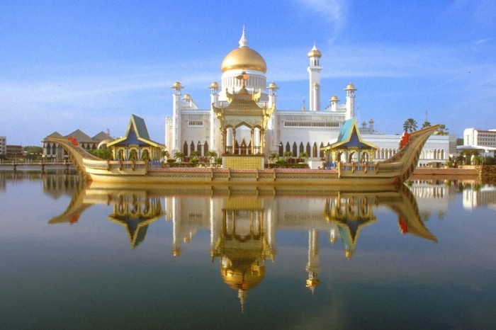 BWN Brunei Bandar Seri Begawan Omar Ali Saifuddien Mosque with stone boat and lagoon by day b