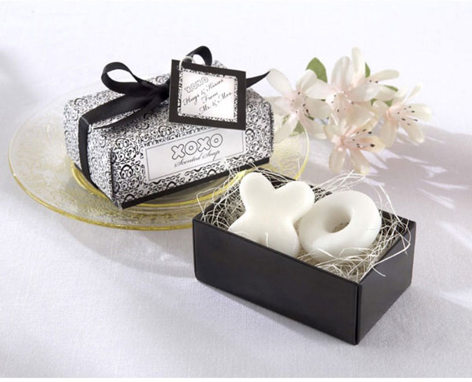 Hugs-Kisses-From-Mr-and-Mrs-Scented-Soaps-Wedding-Favors_foagie