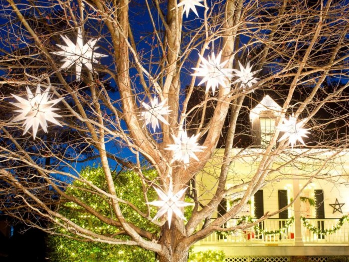 BPF_holiday-house_exterior_nighttime_curb_appeal_graphic_shape_h.jpg.rend.hgtvcom.1280.960