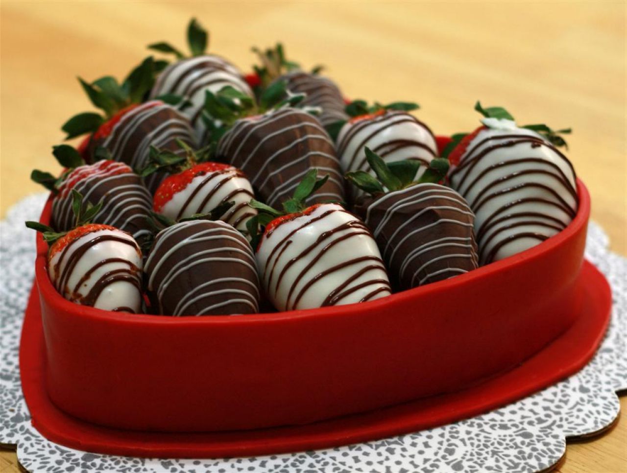 valentines-cake-ball-with-strawberry-chocolate-54224417c0781