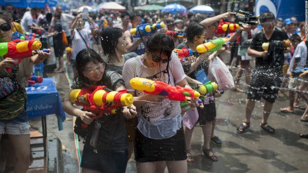 throwing water at others in Thailand (1)