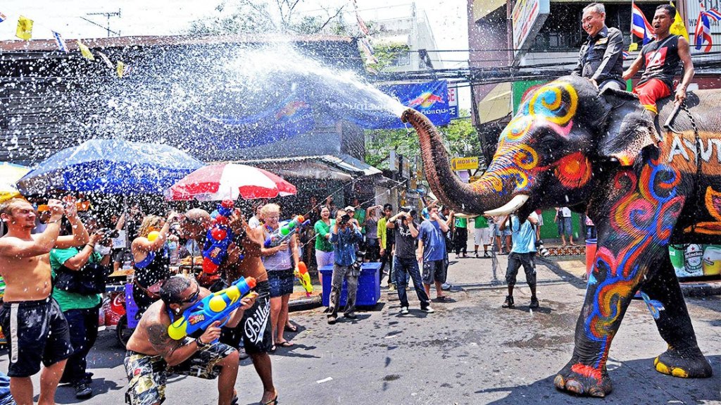 throwing water at others in Thailand (2)