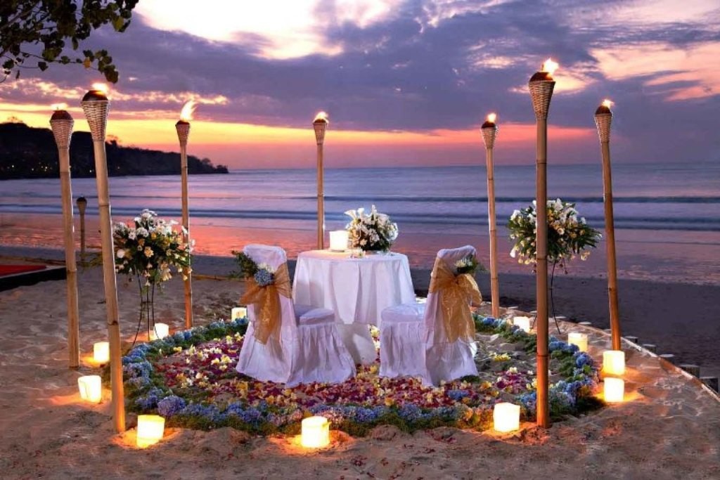 Go for a candle light dinner at a romantic place (2)
