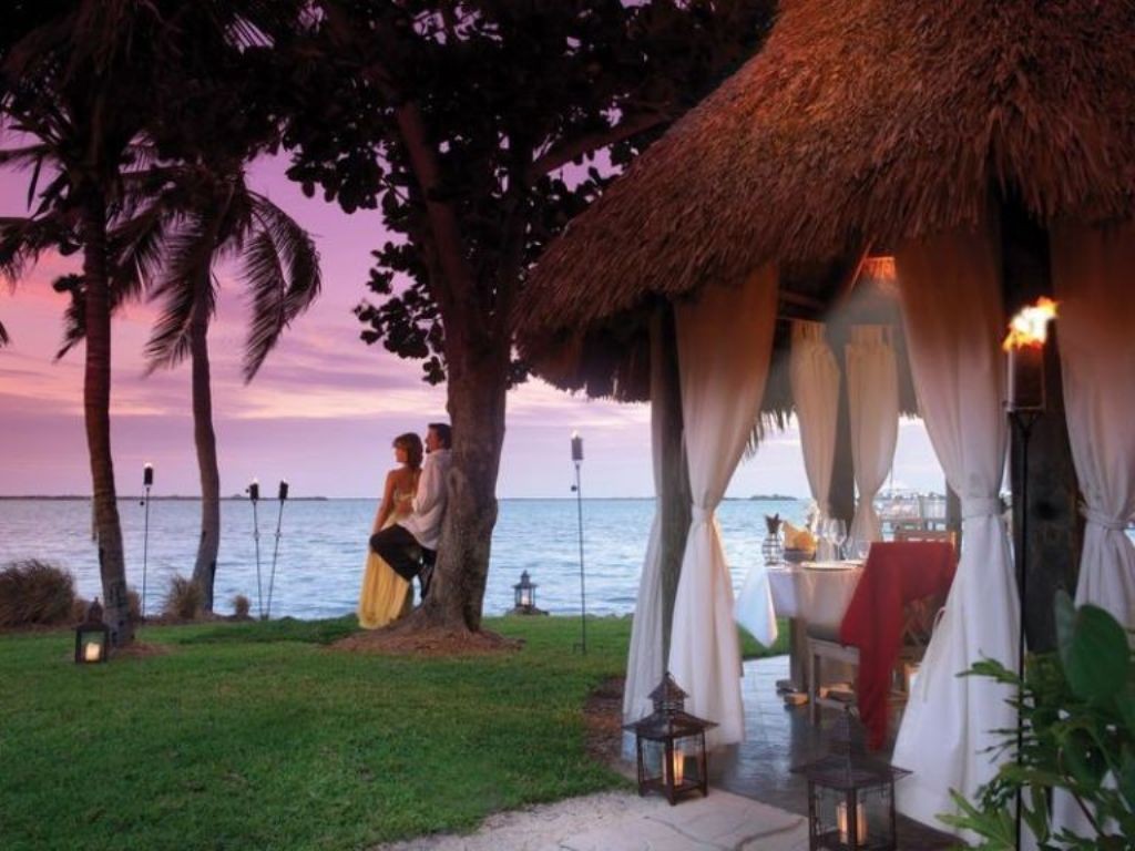 Go for a candle light dinner at a romantic place (3)