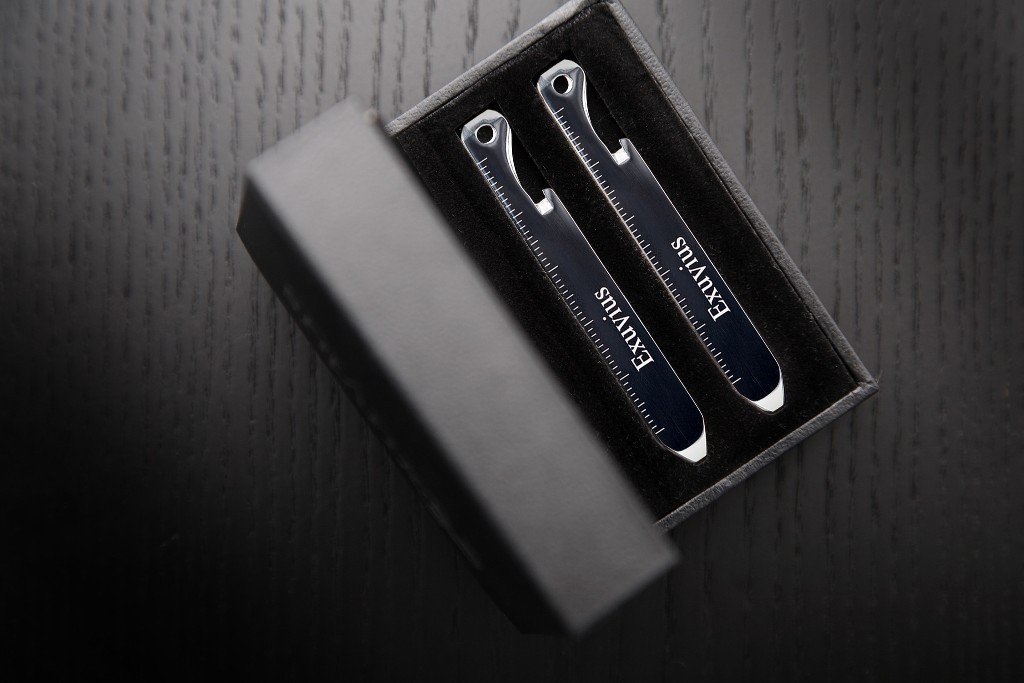 Collar stays