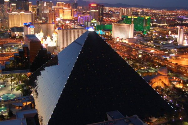 luxor-hotel-view-from-top-600x399