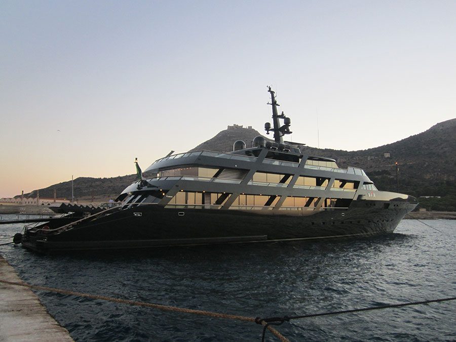 13-ad-main-giorgio-armani-yacht