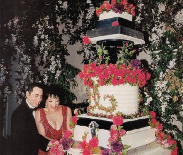 david-gest-and-liza-minnellis-red-accent-wedding-cake1