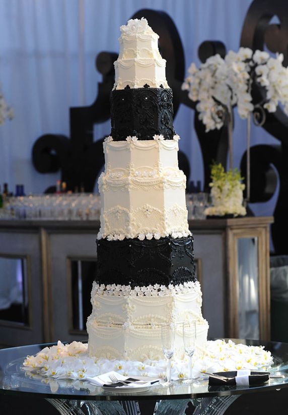 kris-humphries-and-kim-kardashian-black-and-white-marble-cake2