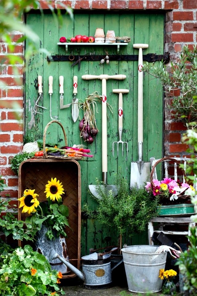 the-storage-of-gardening-equipment-16-ideas-for-the-final-cleaning-0-168